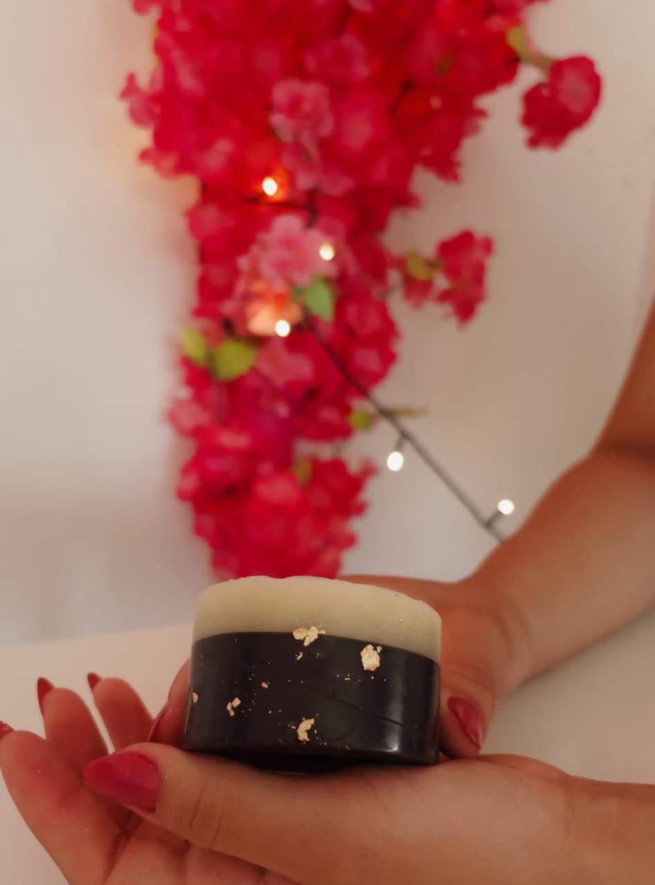 Vela artesanal perfumada em composição still com flores delicadas