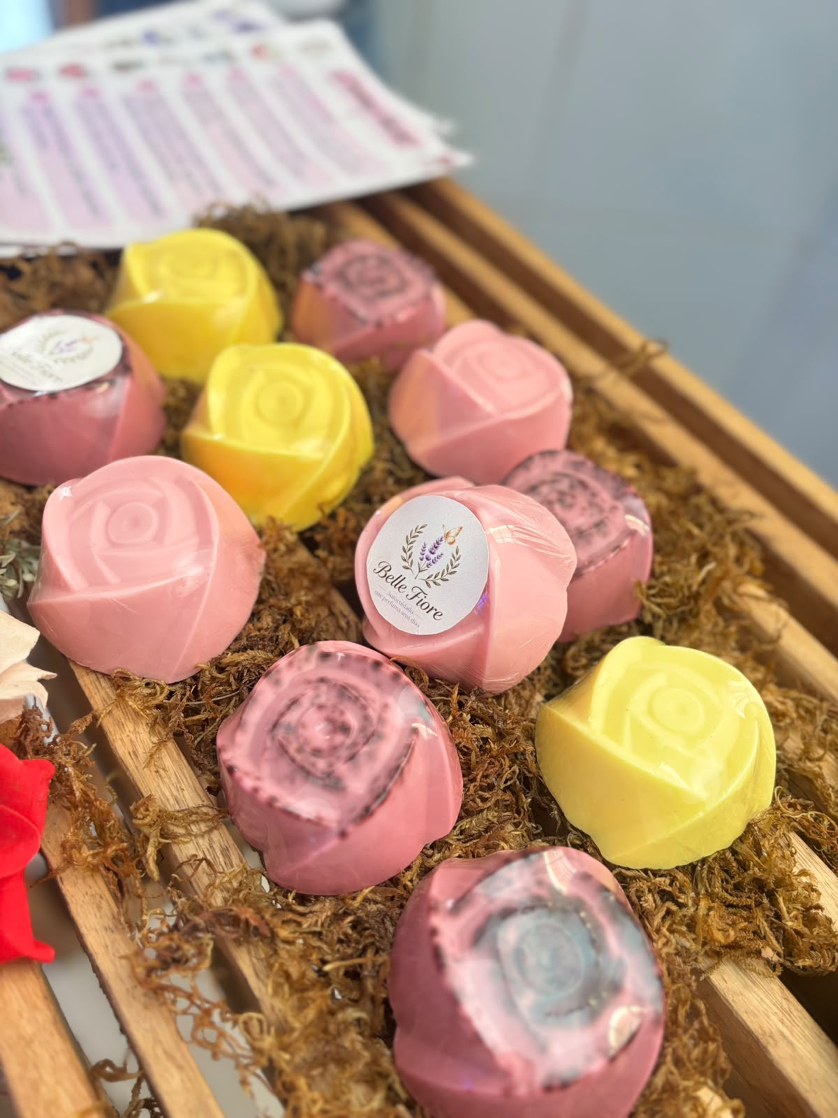 Sabonetes botânicos Belle Fiore artesanais com pétalas e aroma suave