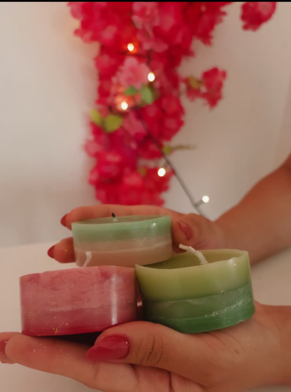 Velas artesanais coloridas Belle Fiore em potes de vidro botânicos